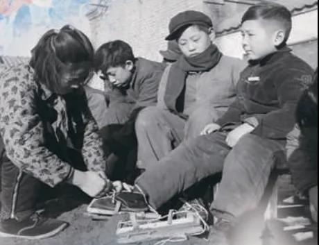 上世紀50年代，孩子們在穿木板冰鞋。(圖源：北京日報)