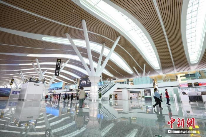 資料圖：貴陽(yáng)龍洞堡國(guó)際機(jī)場(chǎng)T3航站樓出發(fā)大廳。 瞿宏倫 攝