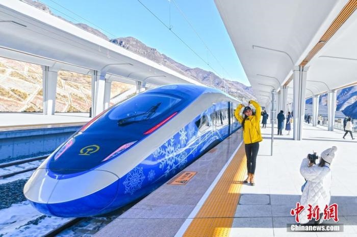 1月12日，河北省張家口市崇禮區(qū)，路側(cè)矗立的北京冬奧會(huì)標(biāo)志。崇禮11日迎來(lái)降雪，雪后的崇禮冬奧氛圍濃。 <a target='_blank' href='/'>中新社</a>記者 賈天勇 攝