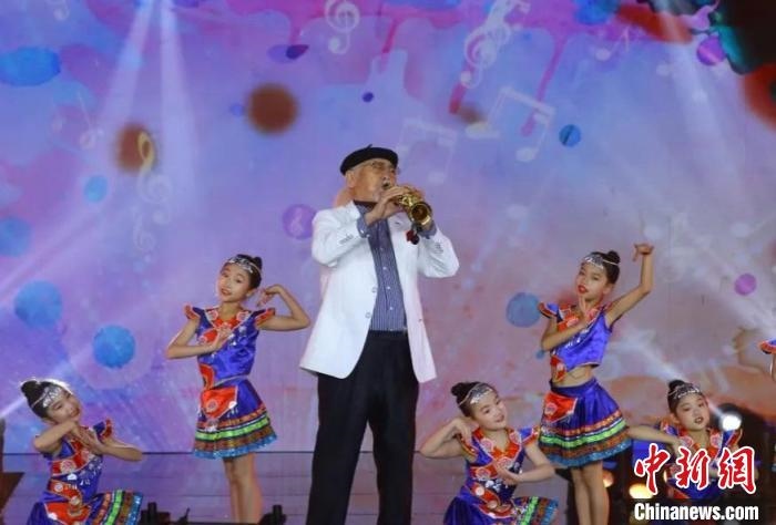 范圣琦演奏薩克斯《阿細(xì)跳月》。　北京民政部門供圖