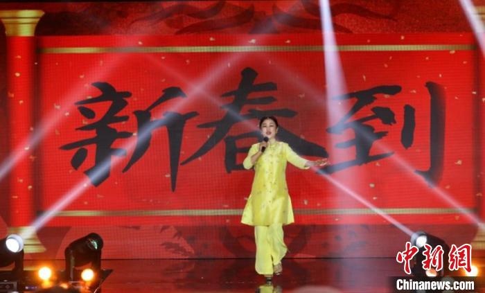 朱明瑛演唱《新春到》。　北京民政部門供圖
