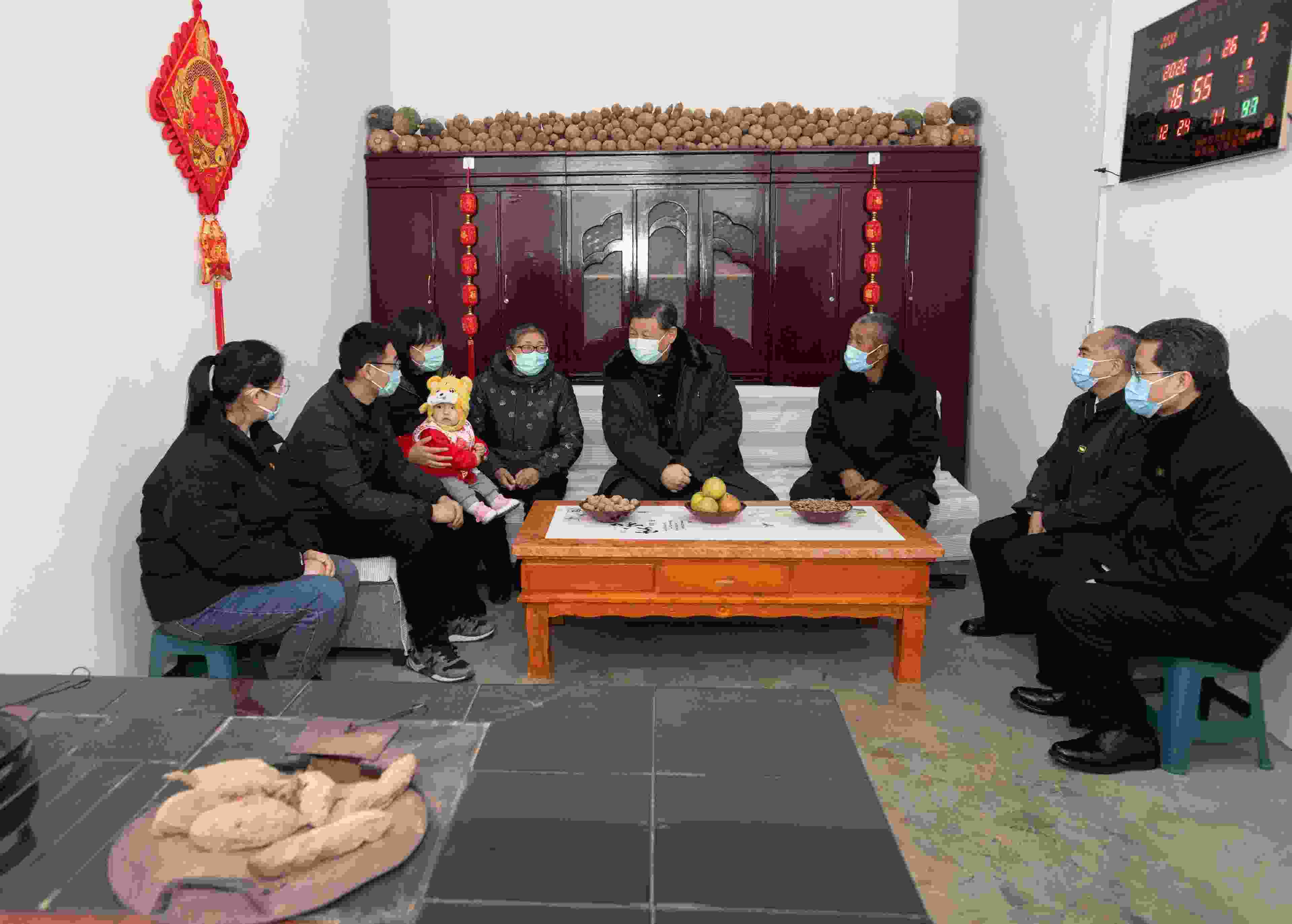 △2022年1月26日，中共中央總書記、國家主席、中央軍委主席習(xí)近平在臨汾市汾西縣僧念鎮(zhèn)段村同村民蔡文明一家親切交流。