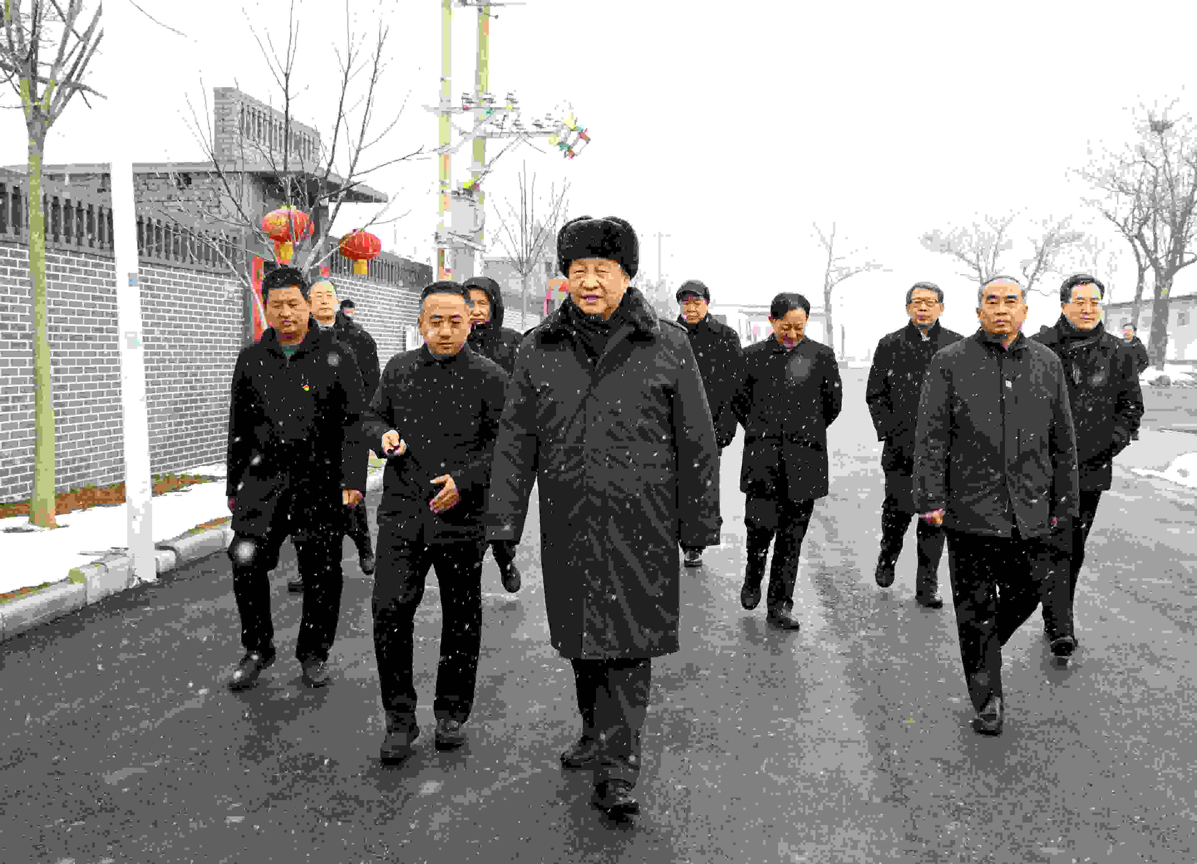 △2022年1月26日，中共中央總書記、國家主席、中央軍委主席習(xí)近平冒雪在臨汾市霍州市師莊鄉(xiāng)馮南垣村考察。