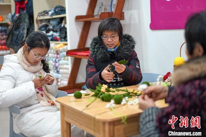 文創(chuàng)工作室的姐妹們正在鉤織月桂葉片?！」帕捡x 攝
