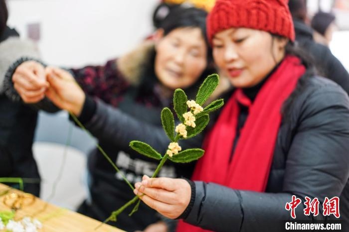 馮燕霞指導(dǎo)姐妹們鉤織月桂葉片?！」帕捡x 攝