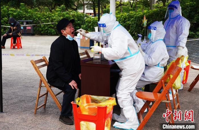 圖為德?？h組織民眾接受核酸檢測(cè)?！〉卤？h融媒體中心供圖