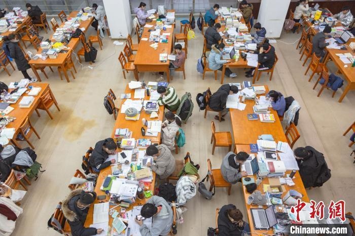資料圖：南昌大學圖書館自習室內(nèi)，考生正在緊張復習?！⒘?攝