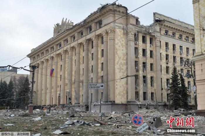 當?shù)貢r間3月1日，烏克蘭哈爾科夫市中心的政府大樓廣場遭到炮擊。