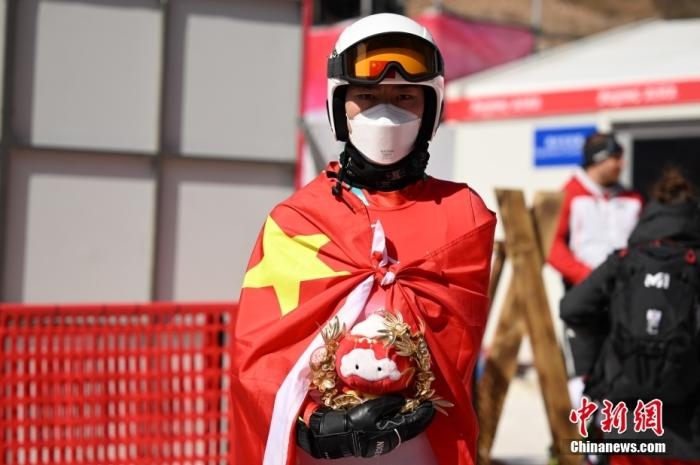 3月6日，中國選手梁景怡在賽后手捧吉祥物。當日，北京2022年冬殘奧會殘奧高山滑雪男子超級大回轉-站姿決賽在國家高山滑雪中心舉行，中國選手梁景怡奪得冠軍。 <a target='_blank' href='/'>中新社</a>記者 劉冉陽 攝 　