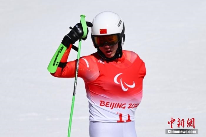 3月6日，中國選手梁景怡賽后慶祝勝利。當日，北京2022年冬殘奧會殘奧高山滑雪男子超級大回轉-站姿決賽在國家高山滑雪中心舉行，中國選手梁景怡奪得冠軍。 <a target='_blank' href='/'>中新社</a>記者 劉冉陽 攝 　