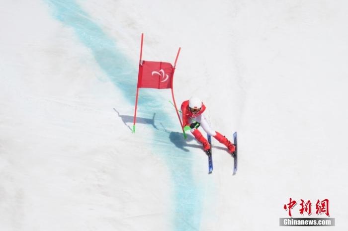 3月6日，中國選手梁景怡在比賽中。當日，北京2022年冬殘奧會殘奧高山滑雪男子超級大回轉-站姿決賽在國家高山滑雪中心舉行，中國選手梁景怡奪得冠軍。 <a target='_blank' href='/'>中新社</a>記者 劉冉陽 攝 　