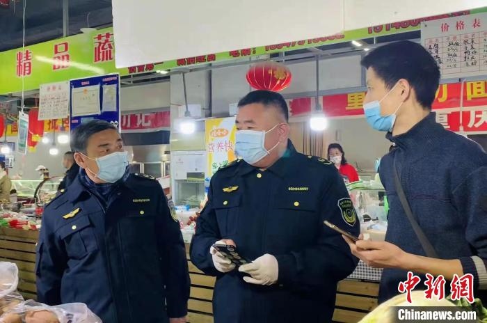圖為執(zhí)法人員進行調(diào)查?！±铈面谩z