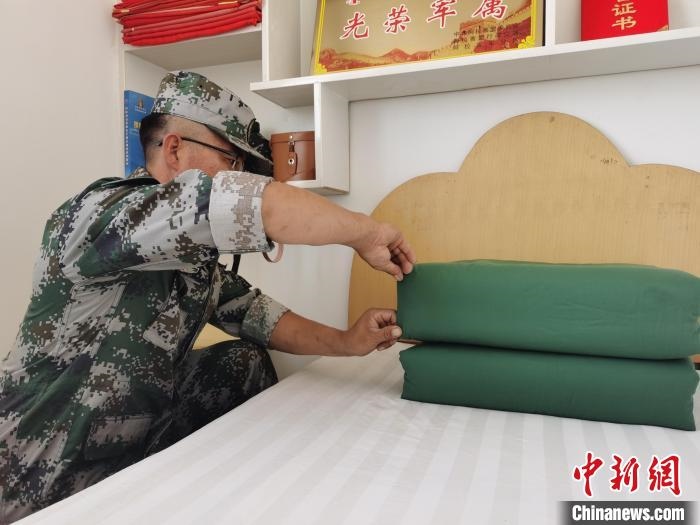 圖為謝寶民以軍人標(biāo)準(zhǔn)要求自己?！∈茉L(fǎng)者供圖