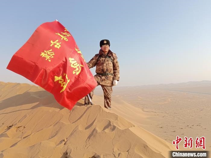 圖為在荒漠中駐守的謝寶民?！∈茉L(fǎng)者供圖