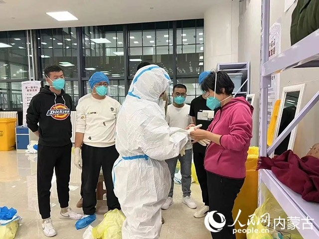 醫(yī)護人員正在方艙醫(yī)院工作。呼和浩特市第一醫(yī)院供圖