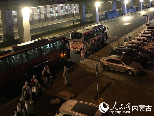 高校學生有序登車，前往隔離點。內(nèi)蒙古教育廳供圖