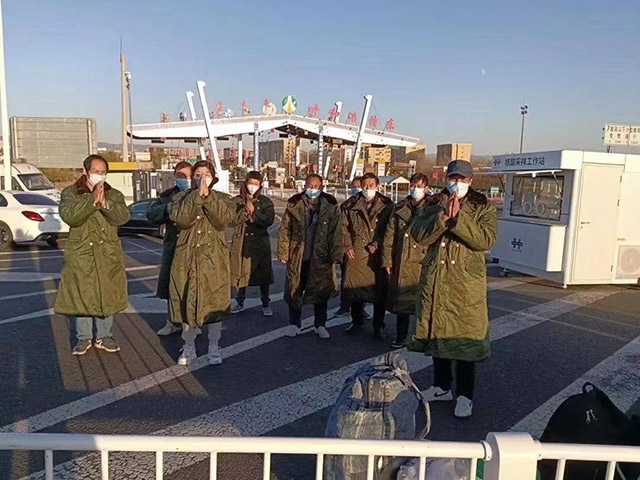 護(hù)送農(nóng)民工安全返鄉(xiāng)。賽罕區(qū)民政局供圖