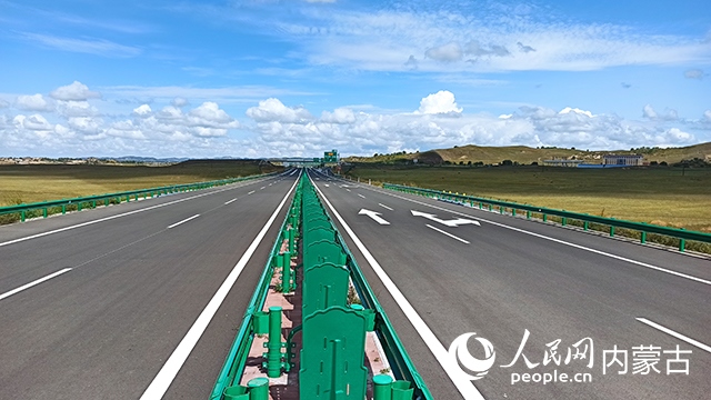 G1611經(jīng)棚至烏蘭布統(tǒng)高速公路項(xiàng)目。人民網(wǎng)記者 趙夢月攝