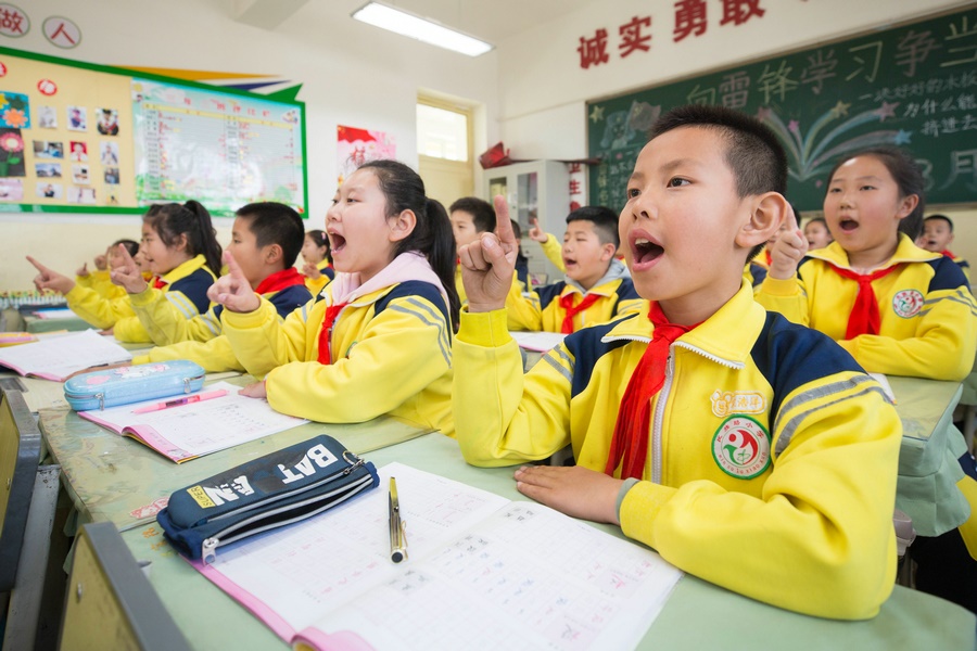 民族路小學(xué)（迎賓校區(qū)），同學(xué)們用手指虛劃筆順掌握字形（1）.jpg