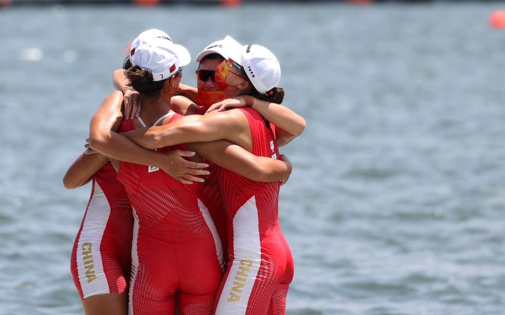7月28日，中國隊選手陳云霞、張靈、呂揚(yáng)、崔曉桐在奪冠后慶祝。新華社記者杜瀟逸攝.jpg