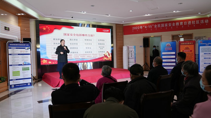 線下聯(lián)合各國家安全委員單位同步開展“國家安全進社區(qū)”活動，現(xiàn)場通過以國家安全知識問答為主線，穿插烏蘭牧騎演出、國家安全宣講、發(fā)放國家安全法律法規(guī)讀本等形式，圍繞什么是國家安全、國家安全包含哪些內容、如何維護國家安全等方面，為社區(qū)老百姓開展宣傳宣講，同時作為現(xiàn)場“進社區(qū)”活動與線上直播活動連線，把現(xiàn)場熱烈氣氛帶到網絡，與大家共同分享。 (4)_副本.jpg