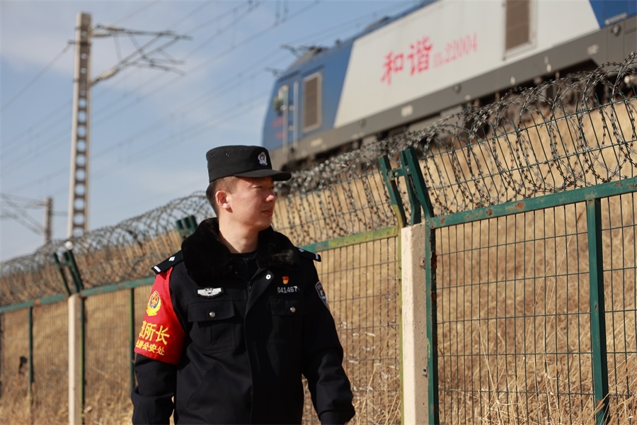 工作中的侯俊杰巡視鐵路線(xiàn).jpg