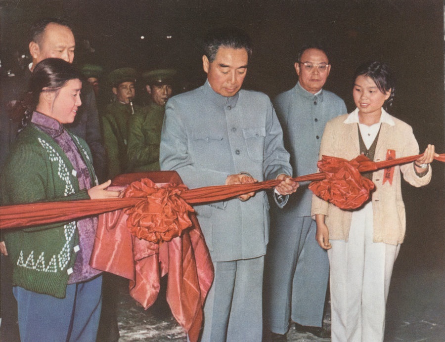 1959年10月15日，周恩來(lái)總理親自為包鋼一號(hào)高爐出鐵剪彩。.jpg