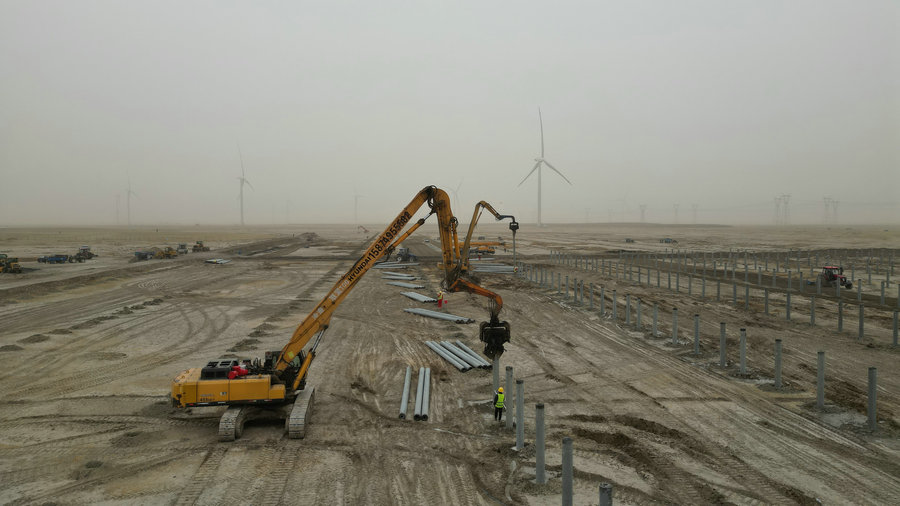 1762246390138880.jpg 巴彥淖爾蘇木貴力斯臺嘎查光伏治沙項(xiàng)目區(qū)現(xiàn)場(攝影:王佑凱).jpg