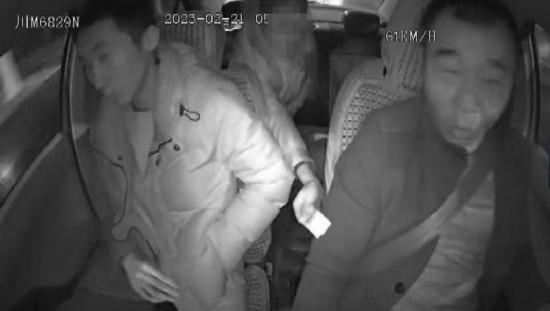 凌晨女子打車到江邊，并掏出百元大鈔給司機稱不用找了。資陽公安供圖