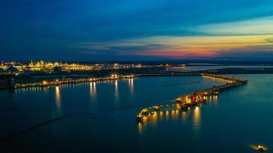 圖為中科煉化自建港口碼頭，30萬噸級原油泊位