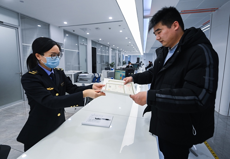 2023年2月8日，浙江省湖州市吳興區(qū)，企業(yè)負(fù)責(zé)人在中小微企業(yè)一站式服務(wù)平臺(tái)領(lǐng)取營(yíng)業(yè)執(zhí)照。