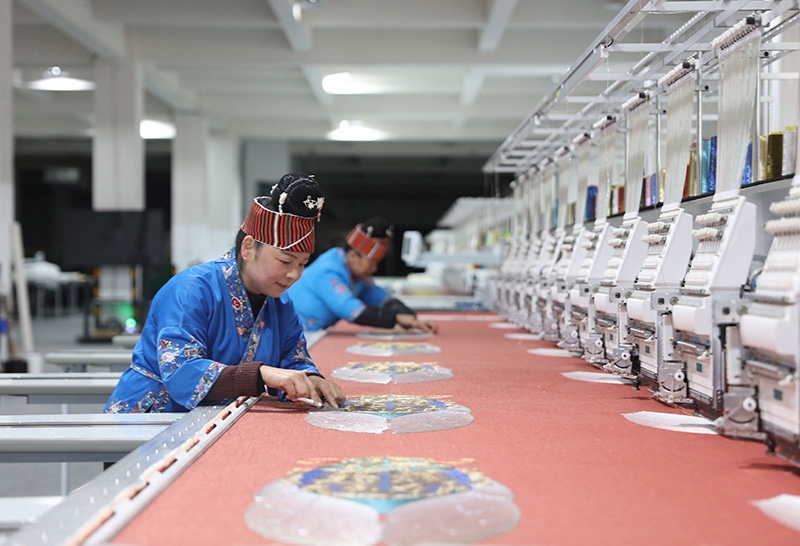 2023年2月13日，貴州省黔東南苗族侗族自治州施秉縣工業(yè)園區(qū)，工人在機(jī)繡車間作業(yè)。
