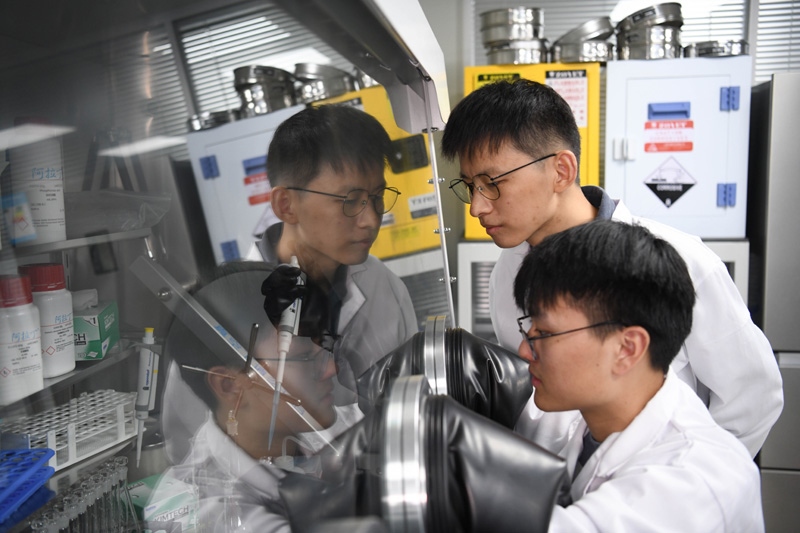 2022年10月19日，中國科學技術(shù)大學地球和空間科學學院研究員、青年教師郝記華（后）在實驗室與學生交流。