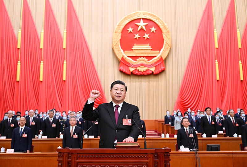 2023年3月10日，十四屆全國人大一次會議在北京人民大會堂舉行第三次全體會議。習近平全票當選為中華人民共和國主席、中華人民共和國中央軍事委員會主席。這是習近平進行憲法宣誓。