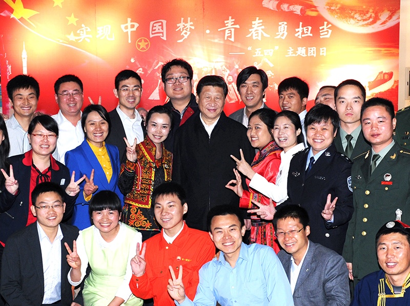 2013年5月4日，習近平總書記來到中國航天科技集團公司中國空間技術研究院，同各界優(yōu)秀青年代表座談并發(fā)表重要講話。這是座談會前，習近平和在展廳參觀的優(yōu)秀青年代表合影。