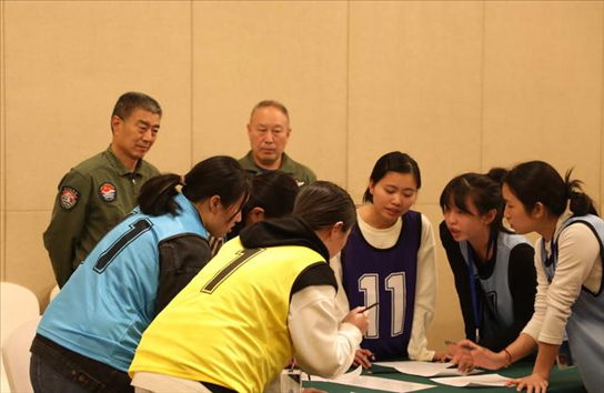 2023年4月4日，參加海軍招飛選拔的學生在心理選拔環(huán)節(jié)討論發(fā)言，海軍飛行人才心理選拔專家對參檢學生進行活動觀察。