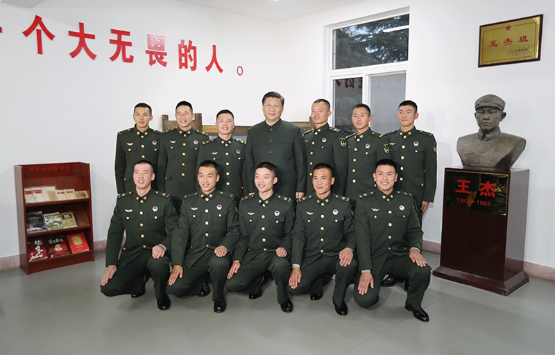 2017年12月13日，中共中央總書記、國(guó)家主席、中央軍委主席習(xí)近平到第71集團(tuán)軍視察。這是習(xí)近平同“王杰班”戰(zhàn)士合影。