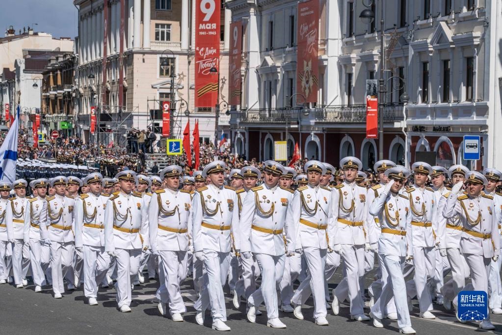 5月9日，在俄羅斯符拉迪沃斯托克市，軍人參加閱兵式。新華社發(fā)（郭飛洲攝）