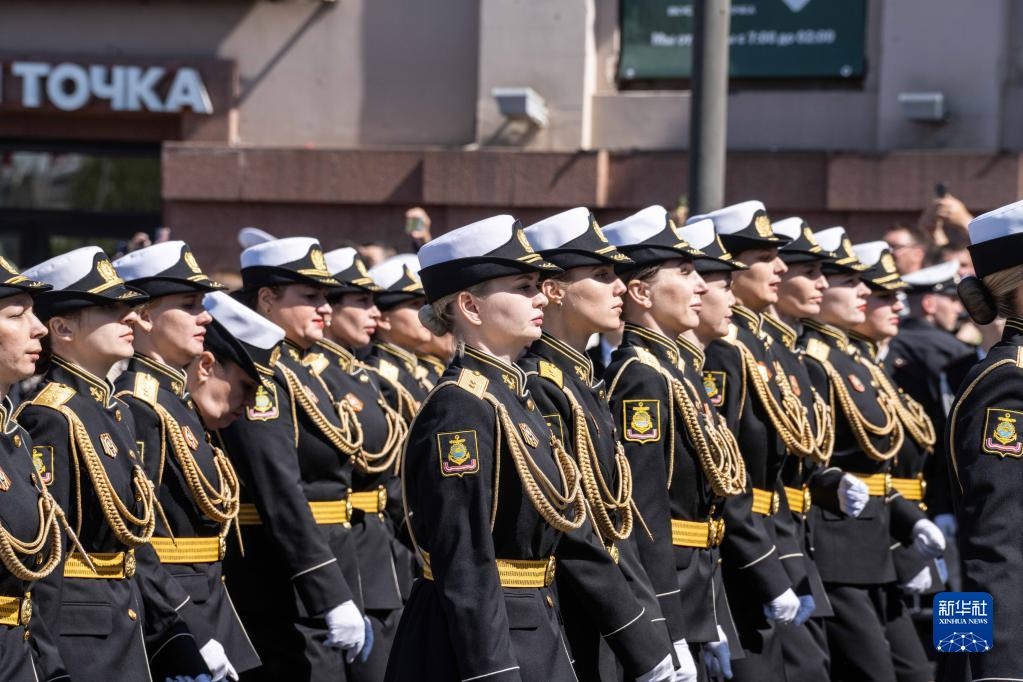 5月9日，在俄羅斯符拉迪沃斯托克市，軍人參加閱兵式。新華社發(fā)（郭飛洲攝）