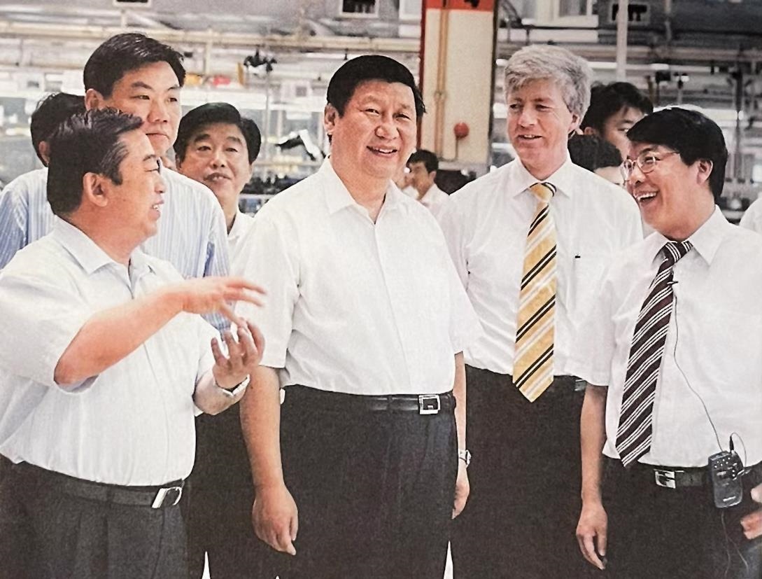 2007年7月，習近平調(diào)研上海大眾汽車有限公司。