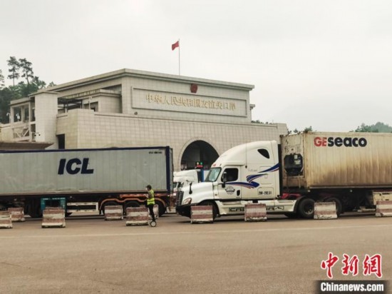 近日，位于中越邊境廣西憑祥市的友誼關(guān)口岸車水馬龍，裝載著東盟水果的跨境車輛來往不斷。黃艷梅 攝