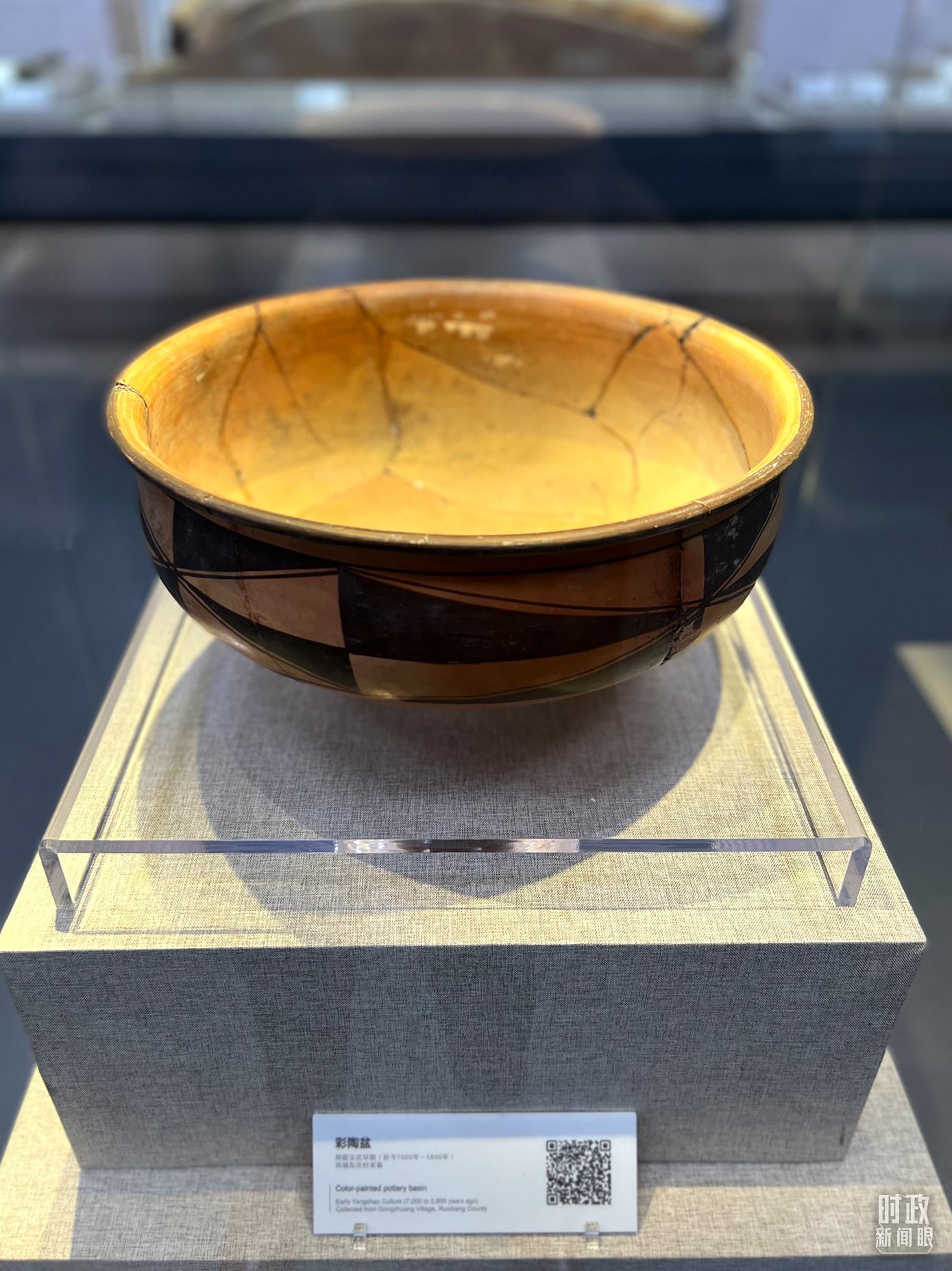 △運城博物館內展出的仰韶文化早期的彩陶盆。（總臺央視記者邢彬拍攝）