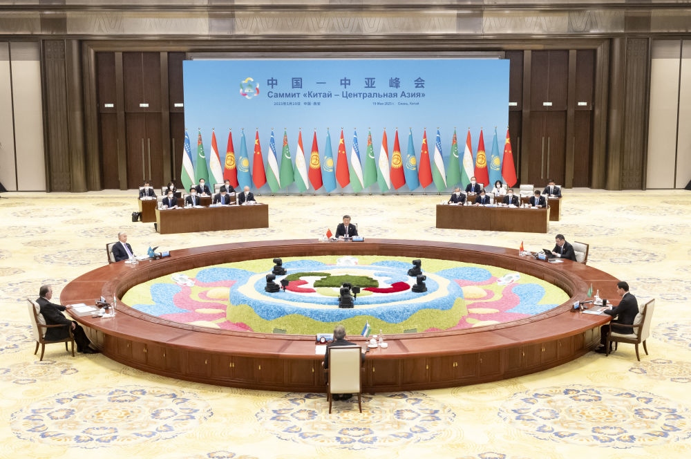 5月19日上午，國家主席習(xí)近平在陜西省西安市主持首屆中國－中亞峰會(huì)并發(fā)表題為《攜手建設(shè)守望相助、共同發(fā)展、普遍安全、世代友好的中國－中亞命運(yùn)共同體》的主旨講話。哈薩克斯坦總統(tǒng)托卡耶夫、吉爾吉斯斯坦總統(tǒng)扎帕羅夫、塔吉克斯坦總統(tǒng)拉赫蒙、土庫曼斯坦總統(tǒng)別爾德穆哈梅多夫、烏茲別克斯坦總統(tǒng)米爾濟(jì)約耶夫出席。新華社記者 丁海濤 攝