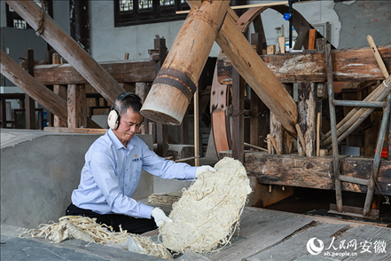 宣紙制作工藝——制簾。人民網(wǎng)記者 張俊攝