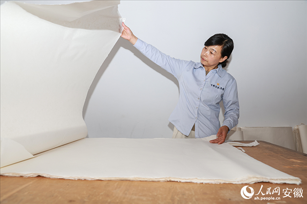 制簾需要將蔑條通過(guò)專(zhuān)門(mén)的小孔磨細(xì)。人民網(wǎng)記者 張俊攝