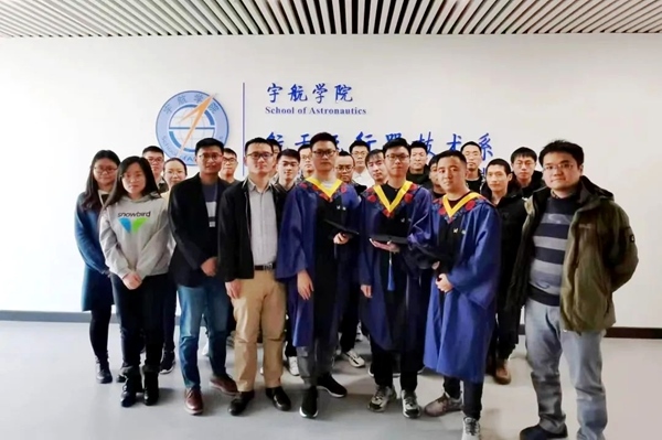 桂海潮（前排左二）與實驗室碩士畢業(yè)生合影。校方供圖