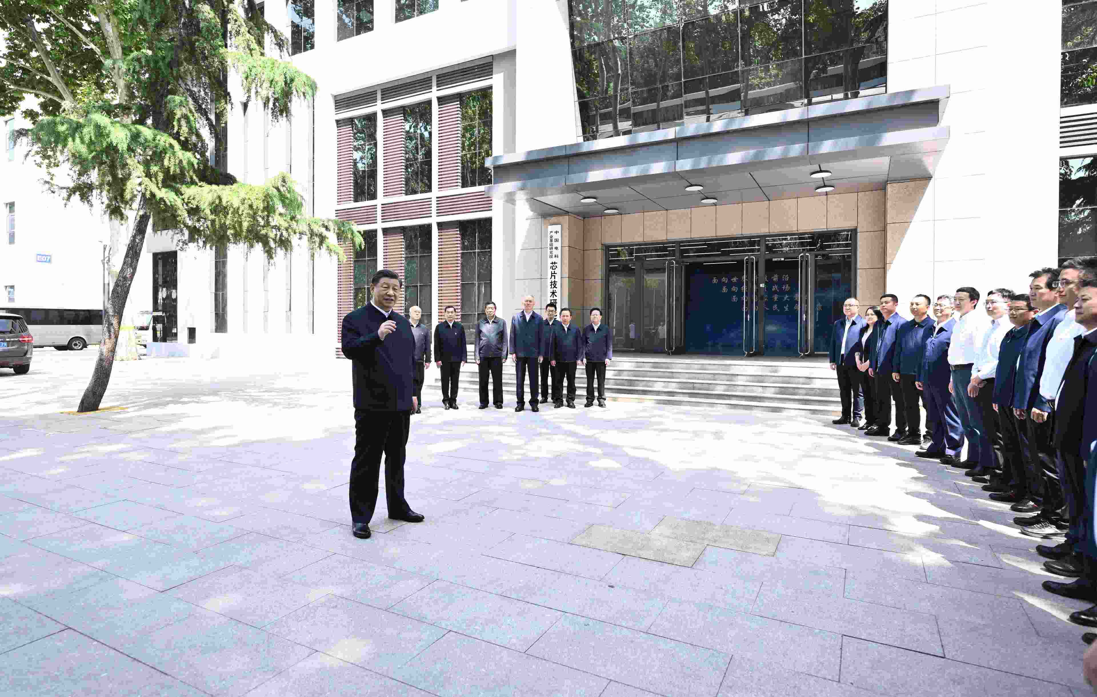 △2023年5月12日，習(xí)近平總書記在中國(guó)電科產(chǎn)業(yè)基礎(chǔ)研究院同科技工作者交流。