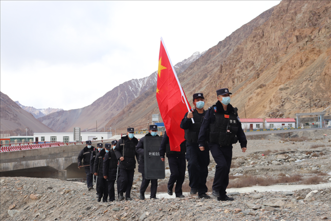 陳暢帶領(lǐng)民警巡邏。受訪者供圖