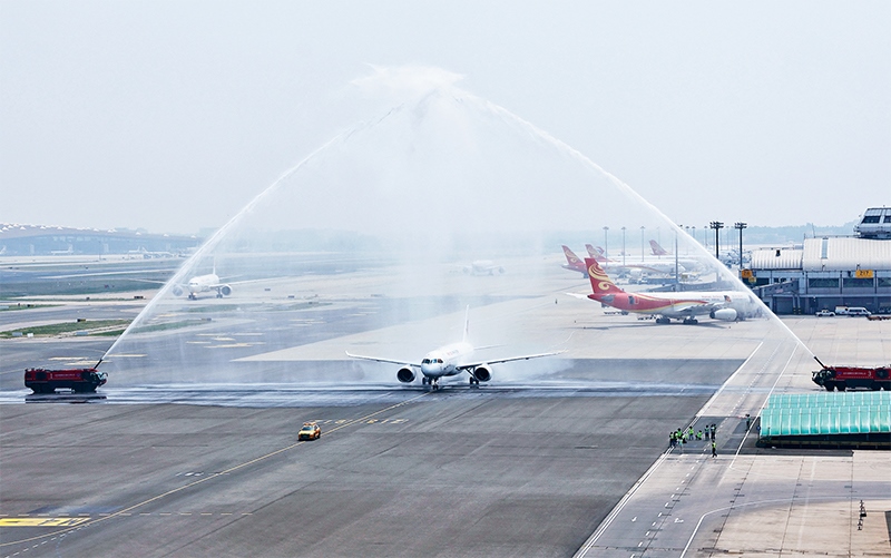 2023年5月28日，國產(chǎn)大型客機C919圓滿完成首次商業(yè)飛行，開啟市場化運營、產(chǎn)業(yè)化發(fā)展新征程。圖為北京首都國際機場以水門禮迎接C919首個商業(yè)航班東航MU9191。 新華社發(fā) 魏萌/攝