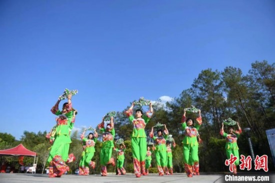 市民在跳廣場(chǎng)舞。 唐小晴 攝